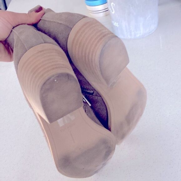 Dolce Vita Suede Booties Silver Zipper Pointed Taupe 9.5 Beige Neutral Earthy - Picture 15 of 15